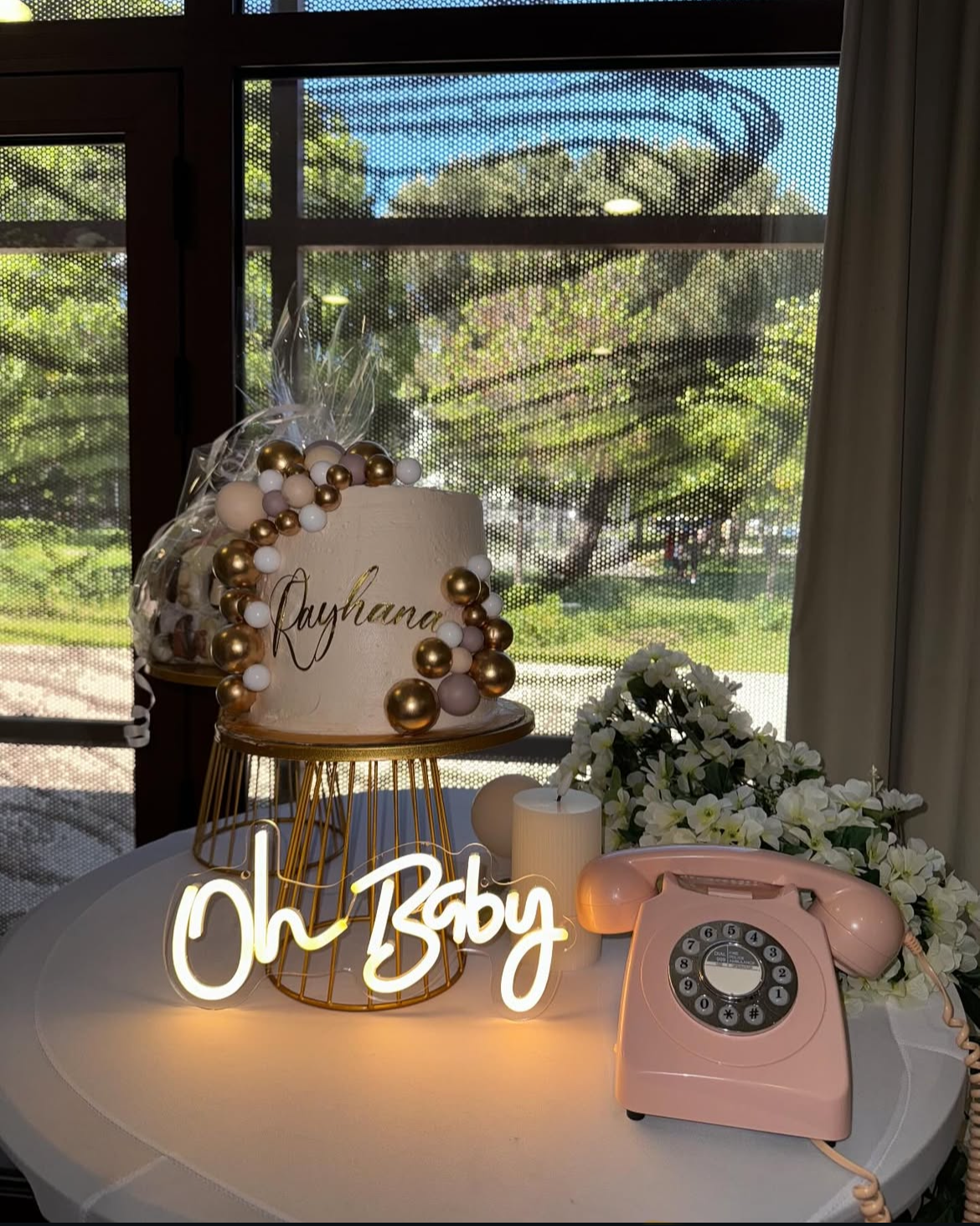 Layer cake blanc décoré de perles et sphères dorées, prénom calligraphié, thème Oh Baby